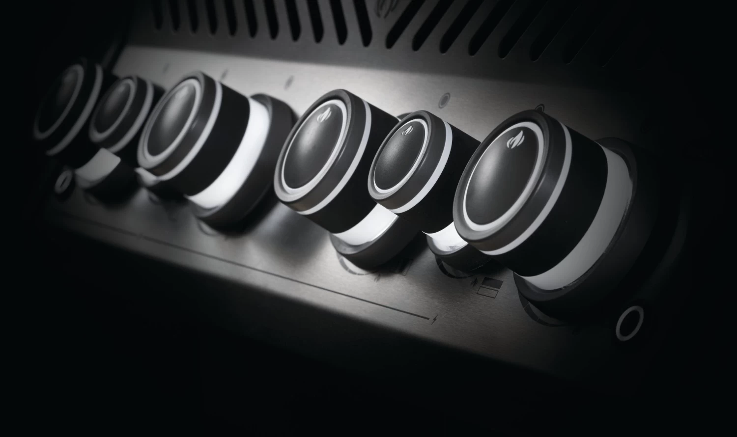 Napoleon Rogue Series 425 RSE With Infrared Rear & Side Burner 8 Napoleon Rogue Series 425 RSE With Infrared Rear & Side Burner - Image 6