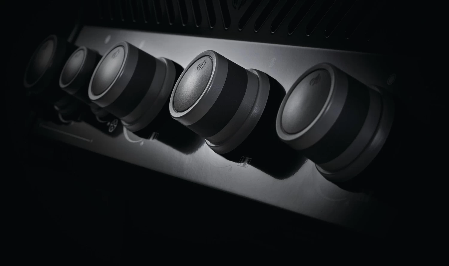 Napoleon Rogue Series 625 RXT With Infrared Side Burner 5 Napoleon Rogue Series 625 RXT With Infrared Side Burner - Image 3