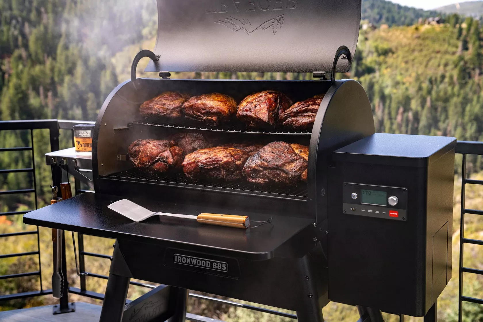 BBQ Shop -BBQ Shop Ironwood 885 Series Lifestyle